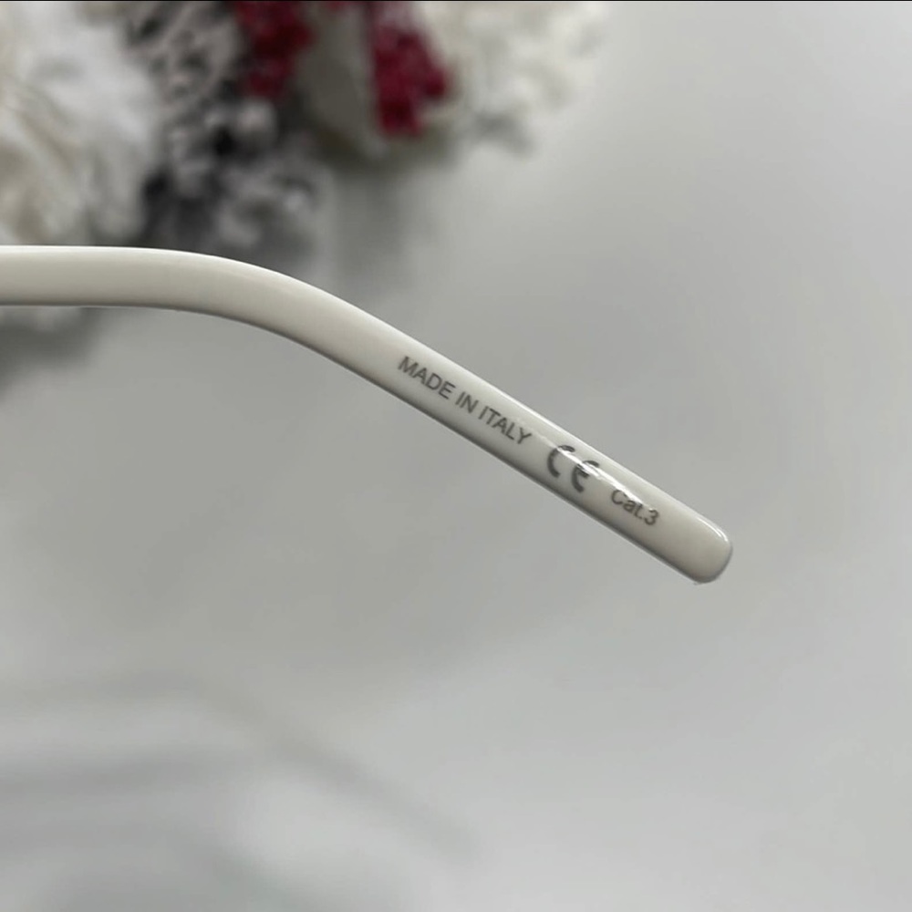 Saint Laurent sunglasses white, very good condition, comes with case. - Picture 6 of 6